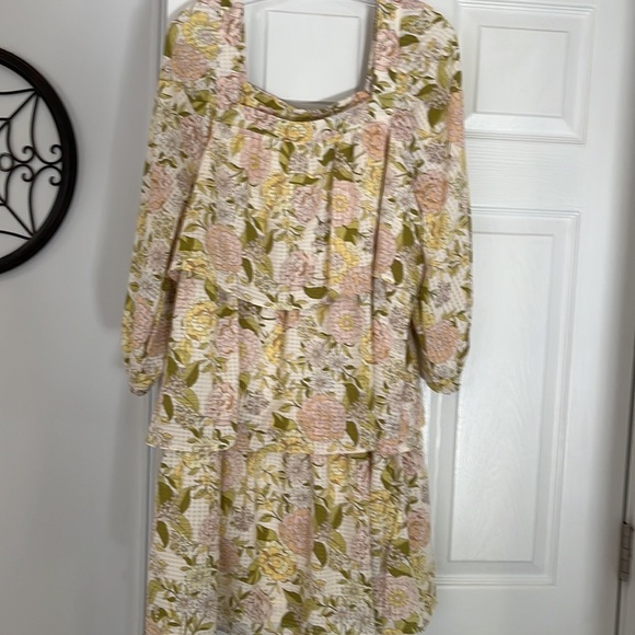 NWT Beautiful floral tiered dress size large. - Picture 2 of 9